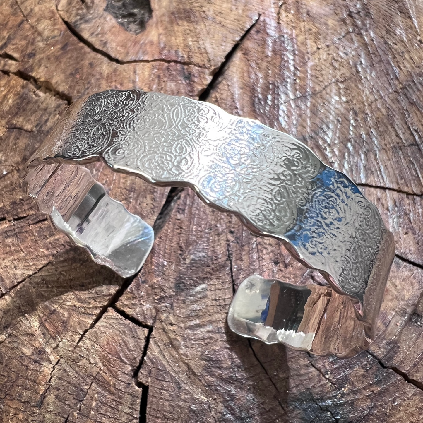 Small scrolls design cuff